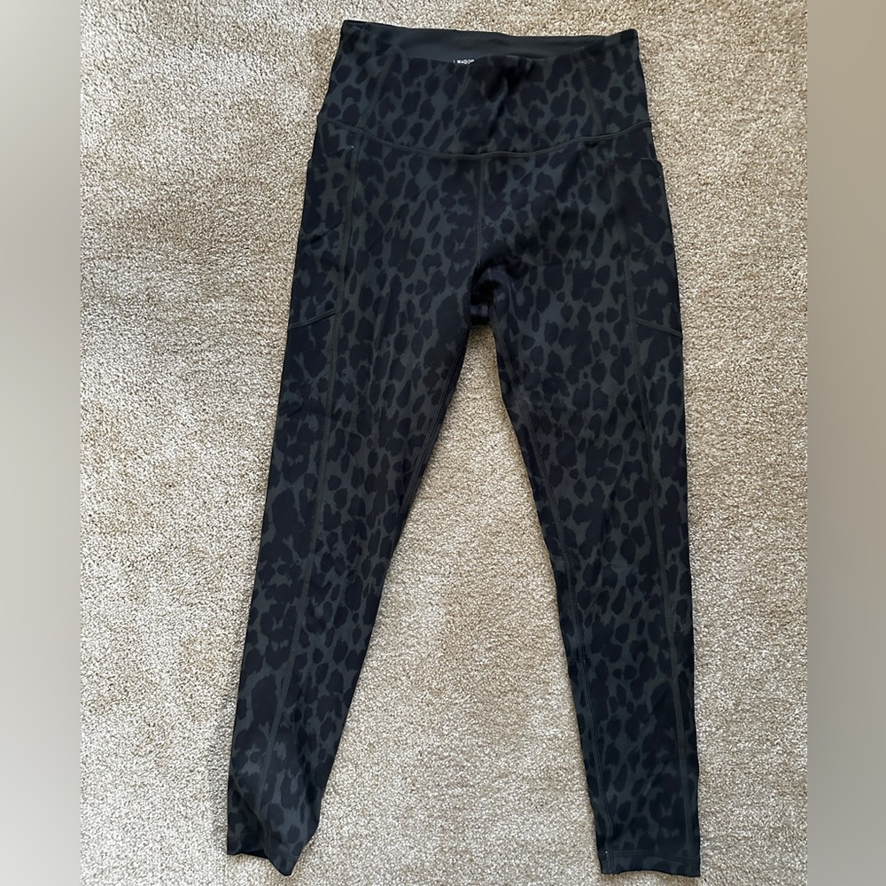 VS black grey leopard print pocket leggings size 4
